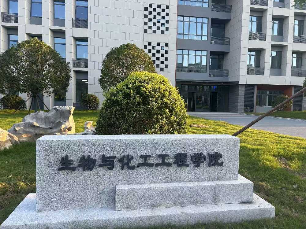 鲁甸县扬州职业大学体育场高杆灯项目